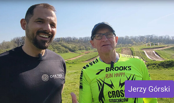 Zdjęcie Piotra Wąsika oraz Jerzego Górskiego podczas wywiadu. W tle zielona polana