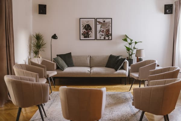 Pokój z pustymi kremowymi fotelami, w którym wykonuje się terapie dla pacjentów