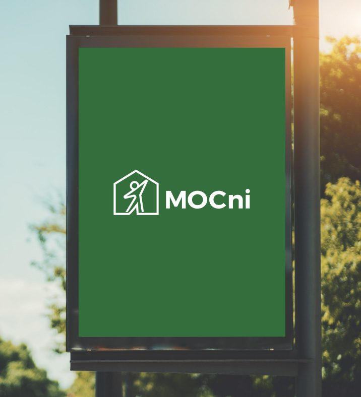 Przystanek na którym jest zielona grafika z białym napisem Mocno