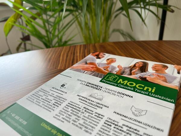 Zielona ulotka ośrodka leczenia uzależnień - MOCni